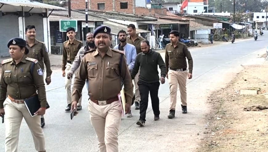 कार्यवाही ब्यान करते हुए पुलिस