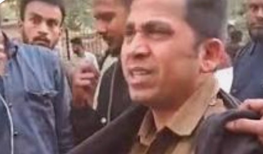 भीड़ मे युवक